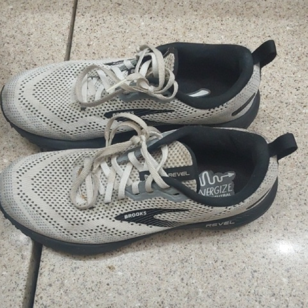 Brooks WoMen's Cream and Black Athletic Shoes